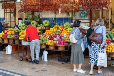 Funchal, Madeira, Portekiz - 03.27.2025: Mercado dos Lavradores 'te tropikal meyve pazarı Funchal, Madeira, Portekiz