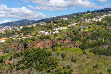 Kırmızı Döşemeli Çatı ve Okyanus, Madeira, Portekiz 'in Panoramik Manzarası