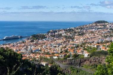 Kırmızı Döşemeli Çatı ve Okyanus, Madeira, Portekiz 'in Panoramik Manzarası