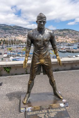 Funchal, Madeira, Portekiz - 03.27.2025: Cristiano Ronaldo heykeli Funchal, Madeira, Portekiz