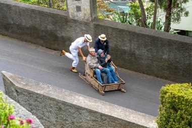 Funchal, Madeira, Portekiz - 03.27.2025: Funchal, Madeira, Portekiz 'de Monte kızakla seyahat eden turistler