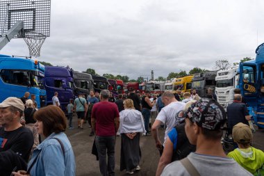 Engure, Letonya - 07.12.2025: Kamyonetteki kalabalık