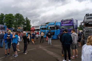 Engure, Letonya - 07.12.2025: Kamyonetteki kalabalık