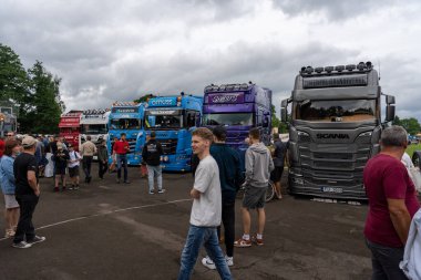 Engure, Letonya - 07.12.2025: Kamyonetteki kalabalık