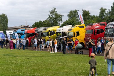 Engure, Letonya - 07.12.2025: Kamyonetteki kalabalık