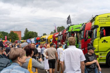 Engure, Letonya - 07.12.2025: Kamyonetteki kalabalık