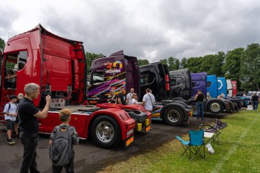 Engure, Letonya - 07.12.2025: Kamyonetteki kalabalık