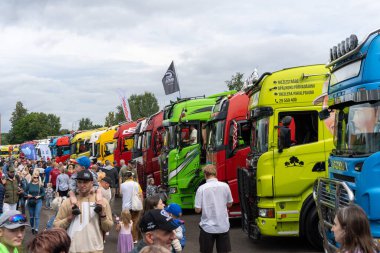 Engure, Letonya - 07.12.2025: Kamyonetteki kalabalık