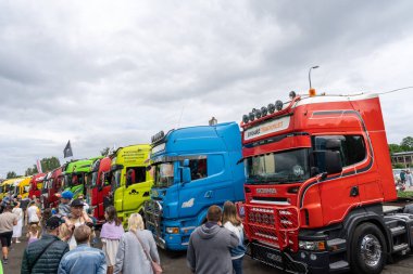 Engure, Letonya - 07.12.2025: Kamyonetteki kalabalık