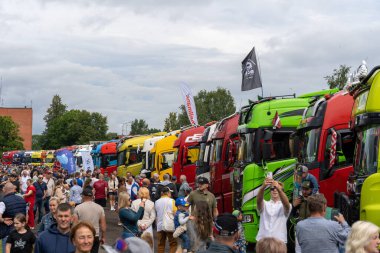 Engure, Letonya - 07.12.2025: Kamyonetteki kalabalık