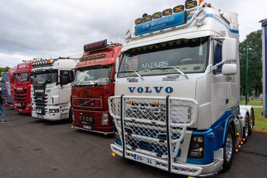 Engure, Letonya - 07.12.2025: Kamyon sergisi Volvo kamyonları