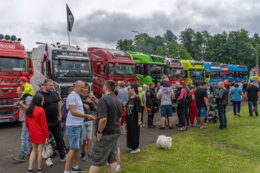 Engure, Letonya - 07.12.2025: Kamyonetteki kalabalık