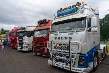 Engure, Letonya - 07.12.2025: Kamyon sergisi Volvo kamyonları