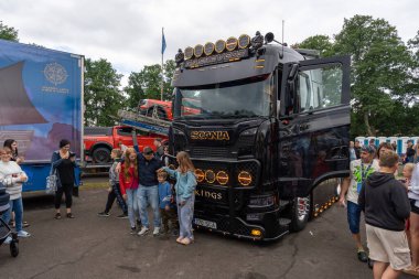 Engure, Letonya - 07.12.2025: Kamyon sergisinde özel siyah İskandinav kamyonu