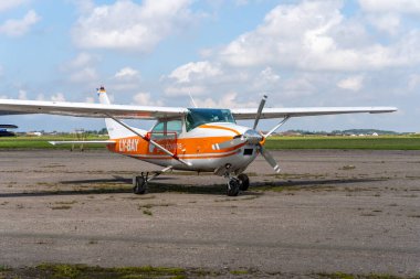 Klaipeda, Litvanya - 08.02.2025: Hava sahasında hava dalışı için değiştirilmiş Cessna 182 Skylane uçağı