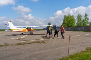 Klaipeda, Litvanya - 08.02.2025: Hava dalışı için Cessna 182 Skylane uçağına giden paraşütçüler