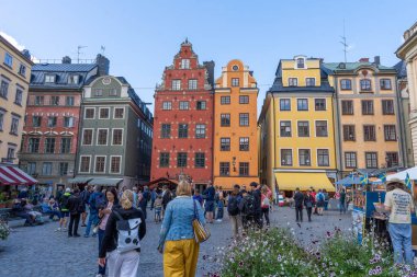 Stockholm, İsveç - 08.05.2025: Gamla Stan, Stockholm, İsveç 'teki Stortorget Meydanı' ndaki tarihi binalar