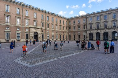 Stockholm, İsveç - 08.05.2025: İsveç 'in Gamla Stan kentindeki Royal Palace' ın iç bahçesinde turistler