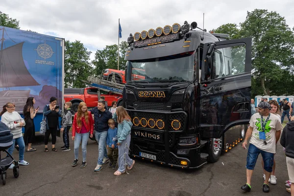 Engure, Letonya - 07.12.2025: Kamyon sergisinde özel siyah İskandinav kamyonu