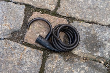 Cobblestone Caddesi 'ndeki Kırık Bisiklet Kilidi