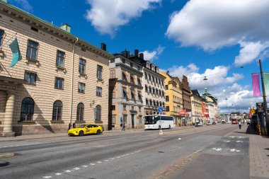 Stockholm, İsveç - 08.05.2025 Renkli Tarihi Binalar ve Skeppsbron Caddesi Görünümü
