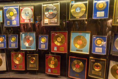 Stockholm, İsveç - 08.05.2025: ABBA 'da platin, gümüş ve altın plaklar