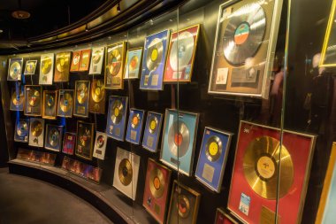 Stockholm, İsveç - 08.05.2025: ABBA 'da platin, gümüş ve altın plaklar