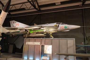 Linkoping, İsveç - 08.06.2025: Saab 35 Draken uçağı Flygvapenmuseum - İsveç Hava Kuvvetleri Müzesi Linkoping, İsveç