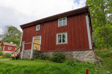 Kırsal kesimdeki geleneksel Kırmızı Ahşap İsveç Evi