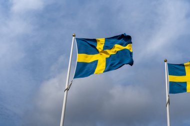 Mavi gökyüzü arkaplanlı İsveç bayrağı