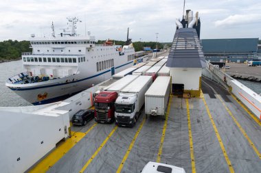 İsveç - 08.07.2025: Büyük Baltık deniz feribotlarına yüklü kamyonlar