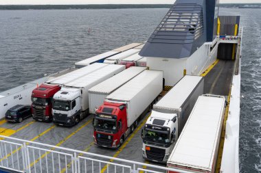 İsveç - 08.07.2025: Büyük Baltık deniz feribotlarına yüklü kamyonlar