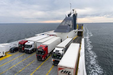 İsveç - 08.07.2025: Büyük Baltık deniz feribotlarına yüklü kamyonlar