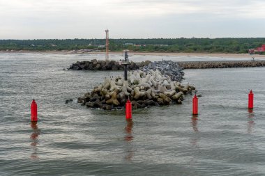 Kırmızı Şamandıralı ve Beton Bloklu Jetty Limanı