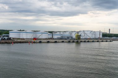 Klaipeda, Litvanya - 08.08.2025: Klaipeda, Litvanya 'daki Liman Terminalinde Endüstriyel Petrol Depolama Tankları
