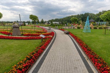 Litvanya - 08.08.2025: Renkli çiçek yataklarıyla Litvanya 'daki Babilono Sodai Parkı' ndan geçen Manzaralı Yol