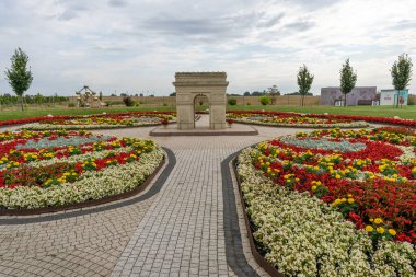 Litvanya 'daki Sodai Park' taki Renkli Bahçede Minyatür Zafer Yayı