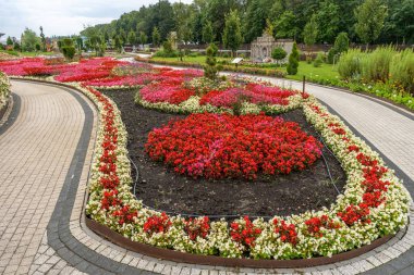 Litvanya - 08.08.2025: Renkli çiçek yataklarıyla Litvanya 'daki Babilono Sodai Parkı' ndan geçen Manzaralı Yol