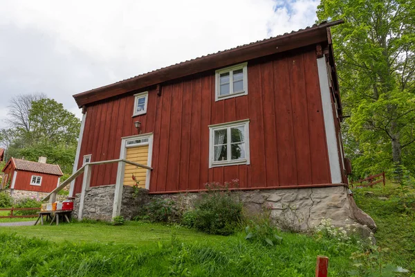 Kırsal kesimdeki geleneksel Kırmızı Ahşap İsveç Evi