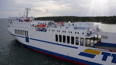 Karlshamn, İsveç - 08.07.2025: Karlshamn limanındaki TT-Line feribotu, İsveç