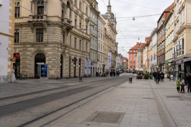 Graz, Avusturya - 10.19.2025: Klasik Avrupa Mimarisi ile Avusturya 'nın Graz kentindeki Herrengasse Caddesi