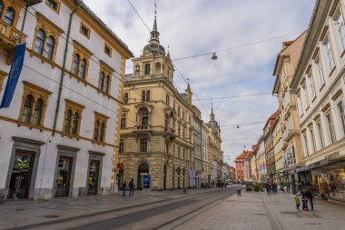 Graz, Avusturya - 10.19.2025: Klasik Avrupa Mimarisi ile Avusturya 'nın Graz kentindeki Herrengasse Caddesi