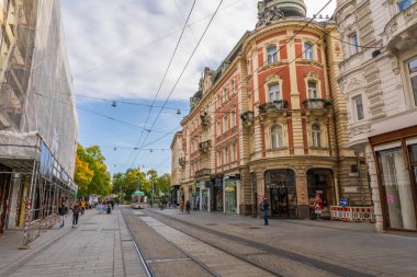 Graz, Avusturya - 10.19.2025: Klasik Avrupa Mimarisi ile Avusturya 'nın Graz kentindeki Herrengasse Caddesi