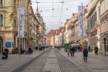Graz, Avusturya - 10.19.2025: Klasik Avrupa Mimarisi ile Avusturya 'nın Graz kentindeki Herrengasse Caddesi