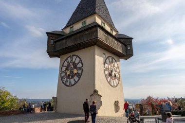 Graz, Avusturya - 10.19.2025: Schlossberg, Avusturya 'da Turistlerle Uhrturm Saat Kulesi