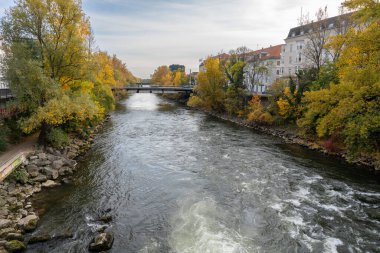 Graz, Avusturya - 10.19.2025: Mur Nehri Graz, Avusturya 'dan Sonbahar Manzarası