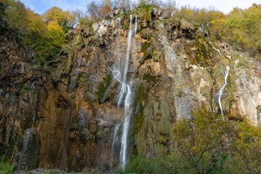 Hırvatistan 'ın Plitvice Gölleri Ulusal Parkı' ndaki Kireçtaşı Kayalıklarından Şelale Şelalesi