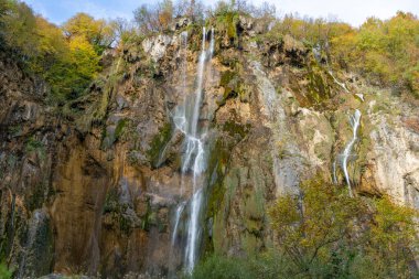 Hırvatistan 'ın Plitvice Gölleri Ulusal Parkı' ndaki Kireçtaşı Kayalıklarından Şelale Şelalesi