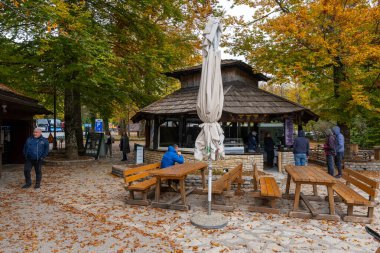 Hırvatistan - 10.19.2025: Hırvatistan 'ın Plitvice Gölleri Ulusal Parkı' nın bilgi merkezi ve giriş alanına sonbaharda ziyaretçiler