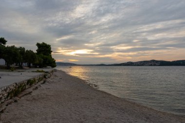 Hırvatistan 'da Deniz Üzerinde Günbatımı Manzarası Ufukta Boat ile
